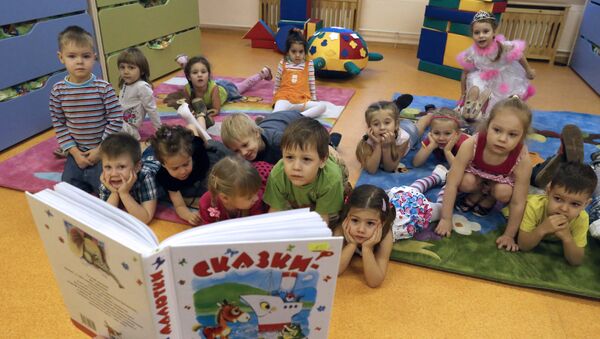 Lecture d'un conte aux enfants d'une école maternelle à Kaliningrad - Sputnik Afrique