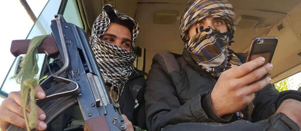 Rebels are seen in a bus as they are evacuated from the town of Douma, eastern Ghouta, in Damascus, Syria April 1, 2018 Rebels are seen in a bus as they are evacuated from the town of Douma, eastern Ghouta, in Damascus, Syria April 1, 2018 - Sputnik Afrique