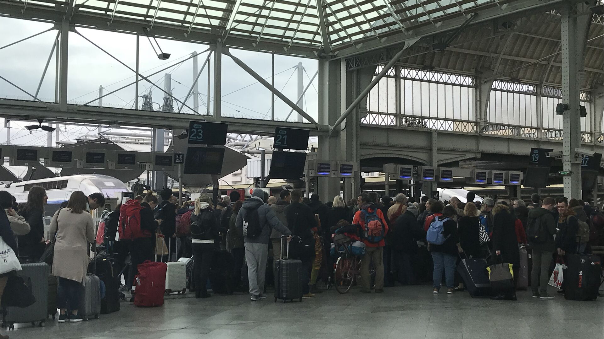 Grève à la SNCF: les files d'attente ne cessent de s’allonger à la Gare de Lyon à Paris - Sputnik Afrique, 1920, 16.12.2021