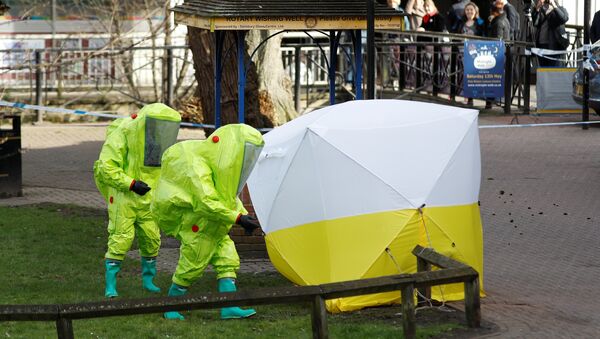 The forensic tent, covering the bench where Sergei Skripal and his daughter Yulia were found, is repositioned by officials in protective suits in the centre of Salisbury, Britain, March 8, 2018. - Sputnik Afrique
