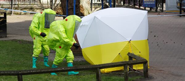 The forensic tent, covering the bench where Sergei Skripal and his daughter Yulia were found, is repositioned by officials in protective suits in the centre of Salisbury, Britain, March 8, 2018. - Sputnik Afrique