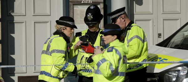 Police officers stand outside a Zizzi restaurant in Salisbury, England, Wednesday, March 7, 2018, near to where former Russian double agent Sergei Skripal was found critically ill. - Sputnik Afrique