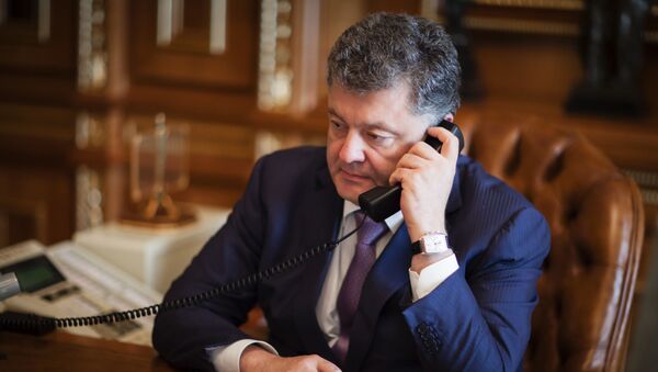 Президент Украины Петр Порошенко во время телефонного разговора - Sputnik Afrique