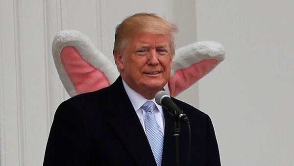 U.S. President Donald Trump appears on the South Portico of the White House with the Easter Bunny standing behind him as the annual White House Easter Egg Roll is held on the South Lawn of the White House in Washington, U.S., April 2, 2018. - Sputnik Afrique