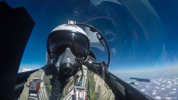 Un pilote des Troupes aérospatiales russes lors d'une mission de combat - Sputnik Afrique