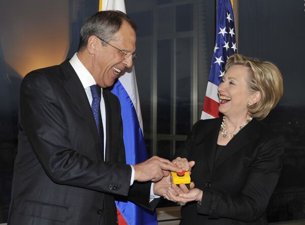 Sergueï Lavrov et Hillary Clinton pressent le bouton symbolique redémarrage (mars 2009) - Sputnik Afrique