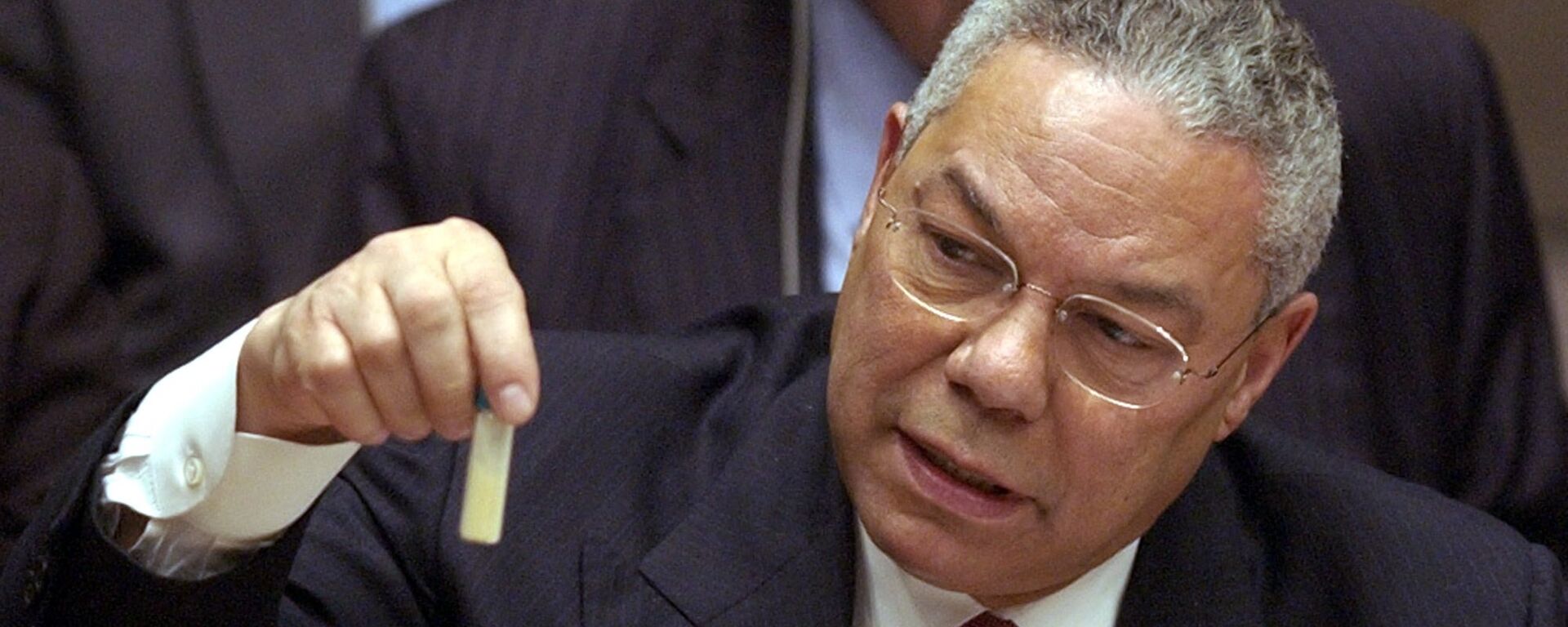 Colin Powell présente une fiole censée contenir de l'anthrax au Conseil de sécurité de lOnu - Sputnik Afrique, 1920, 18.10.2021