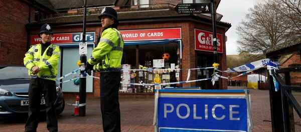 In this file photo taken on March 12, 2018 Police officers stand on duty at a cordon near a bench covered in a protective tent (R) at The Maltings shopping centre in Salisbury, southern England, on where former Russian spy Sergei Skripal and his daughter Yulia were found critically ill on a bench on March 4 and taken to hospital sparking a major incident - Sputnik Afrique