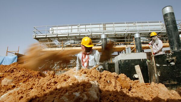Asian labourers work at the site of Saudi Aramco's (the national oil company) central oil processing facility in al-Khurais, still under construction in the Saudi Arabian desert, 160 kms east of the capital Riyadh (File) - Sputnik Afrique