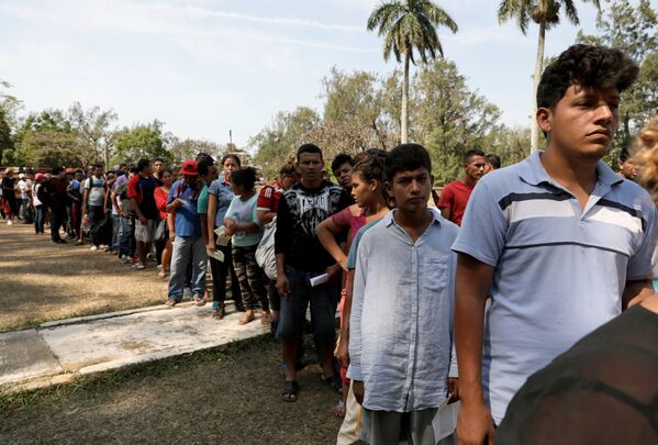 Une caravane de migrants d’Amérique centrale se dirige vers les États-Unis - Sputnik Afrique