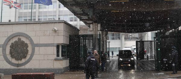 A convoy of vehicles leaves the British embassy in Moscow - Sputnik Afrique