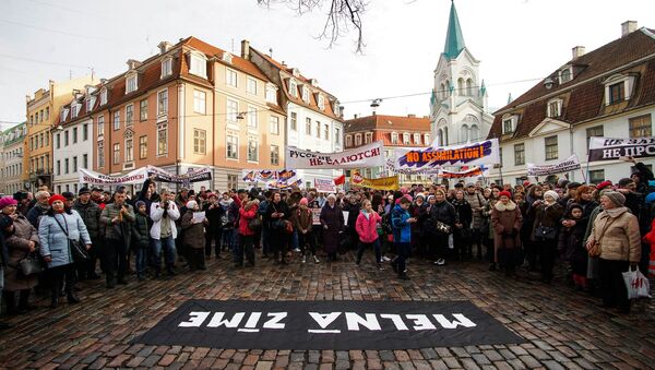«Défilé des parents en colère» dans le centre-ville de Riga - Sputnik Afrique