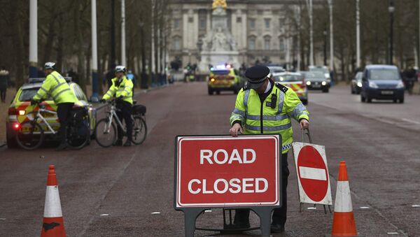 Police close a road during the Changing of the Guard ceremony at Buckingham Palace in London - Sputnik Afrique
