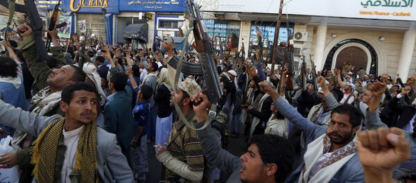 Une manifestation à Sanaa contre l'opération miltiaire de la coalition conduite par l'Arabie saoudite Une manifestation à Sanaa contre l'opération miltiaire de la coalition conduite par l'Arabie saoudite - Sputnik Afrique
