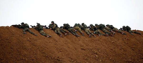 Israeli soldiers are seen next to the border fence on the Israeli side of the border with the northern Gaza Strip, Israel - Sputnik Afrique