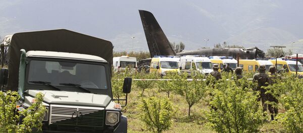 Algerian soldiers watch the military plane after it crashed in Boufarik, near the Algerian capital, Algiers, Wednesday, April 11, 2018. - Sputnik Afrique