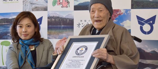 Masazo Nonaka of Japan (R), aged 112, receives a certificate for the Guinness World Records' oldest male person living title from Erika Ogawa (L), vice president of Guinness World Records Japan, in Ashoro, Hokkaido prefecture on April 10, 2018. Nonaka was born on July 25, 1905. - Sputnik Afrique