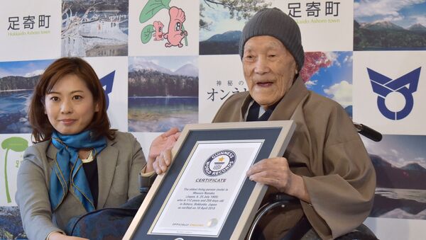 Masazo Nonaka of Japan (R), aged 112, receives a certificate for the Guinness World Records' oldest male person living title from Erika Ogawa (L), vice president of Guinness World Records Japan, in Ashoro, Hokkaido prefecture on April 10, 2018. Nonaka was born on July 25, 1905. - Sputnik Afrique
