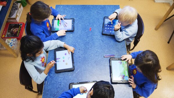 Nursery school pupils work with iPads on March 3, 2014 in Stockholm - Sputnik Afrique