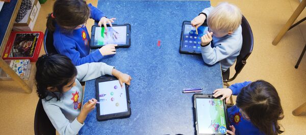 Nursery school pupils work with iPads on March 3, 2014 in Stockholm - Sputnik Afrique
