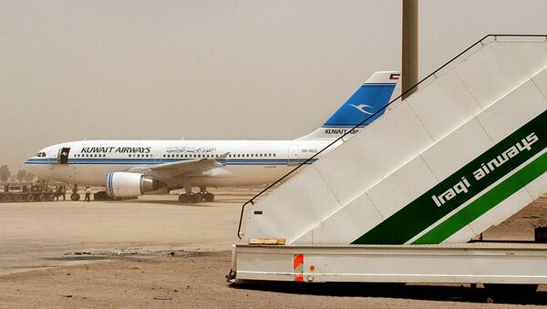 A Kuwait Airways airplane is refuelled at Baghdad International Airport on Sunday, May 18, 2003. - Sputnik Afrique