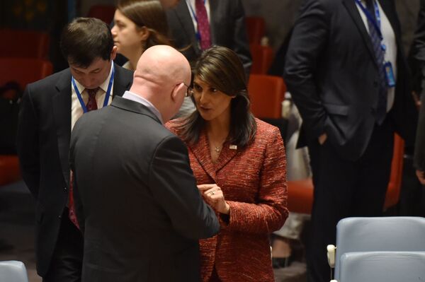 Vassili Nebenzia et Nikki Haley - Sputnik Afrique