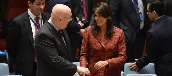 US ambassador to the United Nations, Nikki Haley shakes hands with Russian Ambassador to the United Nations Vassily Nebenzia during a UN Security Council meeting, at United Nations Headquarters in New York, on April 10, 2018 Russia on Tuesday vetoed a US-drafted United Nations Security Council resolution that would have set up an investigation into chemical weapons use in Syria following the alleged toxic gas attack in Douma. - Sputnik Afrique