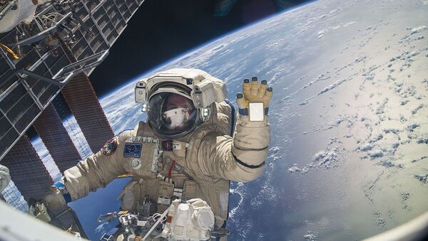 Sergeï Ryazansky pendant sa première sortie de l'ISS Expedition 37, novembre 2013 - Sputnik Afrique