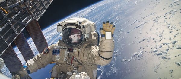 Sergeï Ryazansky pendant sa première sortie de l'ISS Expedition 37, novembre 2013 - Sputnik Afrique