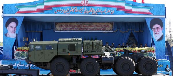 In front of the portraits of supreme leader Ayatollah Ali Khamenei, right, and late revolutionary founder Ayatollah Khomeini, left, a long-range, S-300 missile system is displayed by Iran's army during a parade marking National Army Day at the mausoleum of the late revolutionary founder Ayatollah Khomeini, outside Tehran. file photo - Sputnik Afrique