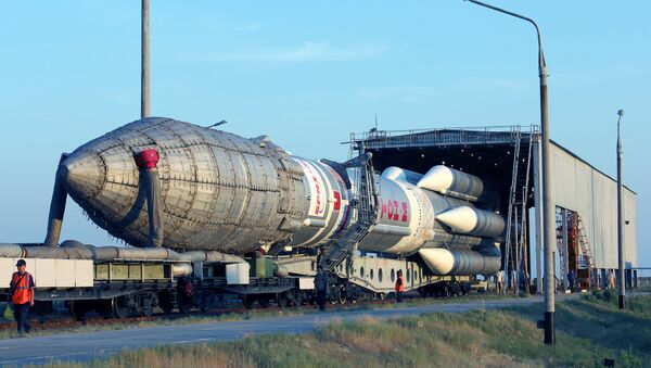 Proton-M space launch vehicle with an upper stage Breeze-M spacecraft and communication Sirius-5 being moved to the launch pad at Baikonur cosmodrome - Sputnik Afrique