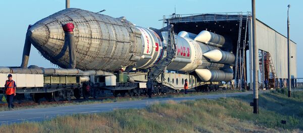 Proton-M space launch vehicle with an upper stage Breeze-M spacecraft and communication Sirius-5 being moved to the launch pad at Baikonur cosmodrome Proton-M space launch vehicle with an upper stage Breeze-M spacecraft and communication Sirius-5 being moved to the launch pad at Baikonur cosmodrome - Sputnik Afrique