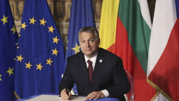 Hungary's Prime Minister Viktor Orban signs a document during the EU leaders meeting on the 60th anniversary of the Treaty of Rome, in Rome, Italy March 25, 2017. - Sputnik Afrique