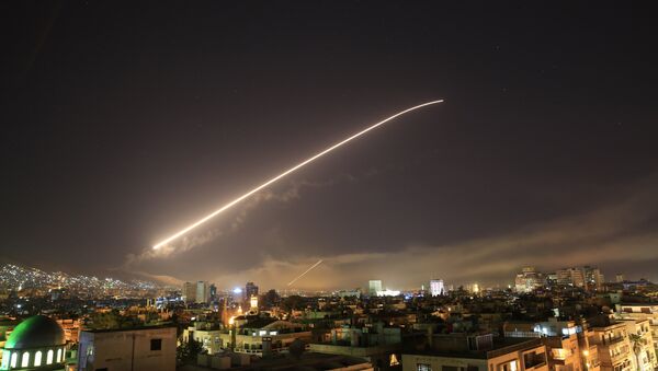 Damascus sky lights up with service to air missile fire as the U.S. launches an attack on Syria targeting different parts of the Syrian capital Damascus, Syria, early Saturday, April 14, 2018. - Sputnik Afrique