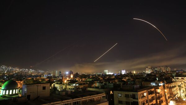 Missiles streak across the Damascus skyline as the U.S. launches an attack on Syria targeting different parts of the capital, early Saturday, April 14, 2018 - Sputnik Afrique