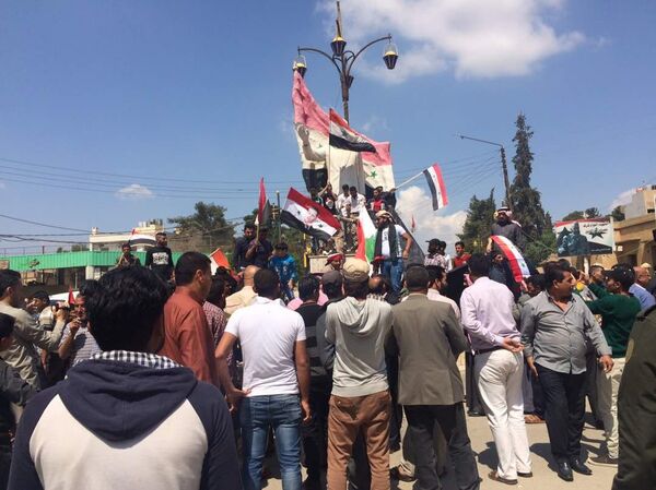 Des Syriens protestent contre les frappes  - Sputnik Afrique