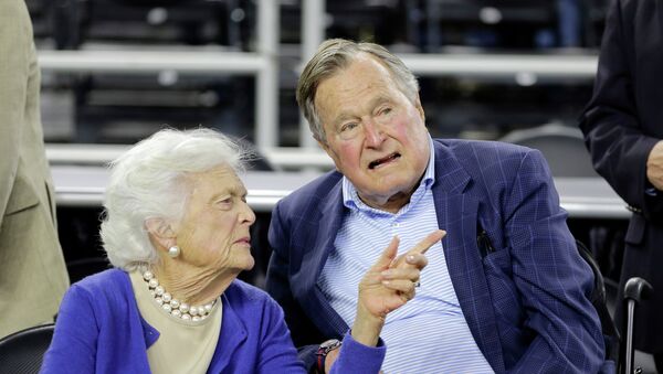 George H.W. Bush avec sa femme Barbara Bush - Sputnik Afrique
