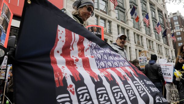 Участники акции протеста против ударов по Сирии в Нью-Йорке - Sputnik Afrique