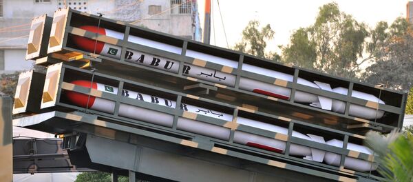 A Pakistani Army soldier guards the Babur missiles at the International Defence Exhibition in Karachi on November 25, 2008. - Sputnik Afrique