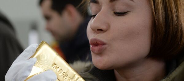 Слиток золота - образец готовой продукции Екатеринбургского завода по обработке цветных металлов (АО ЕЗ ОЦМ), входящем в Группу компаний Ренова. - Sputnik Afrique