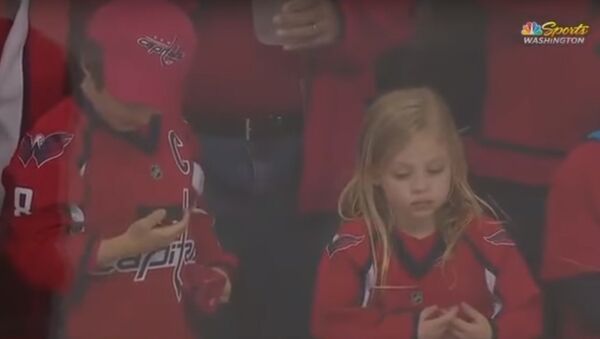 Un drame avant un match de hockey: combien d'essais faut-il pour offrir un palet à une fillette? - Sputnik Afrique