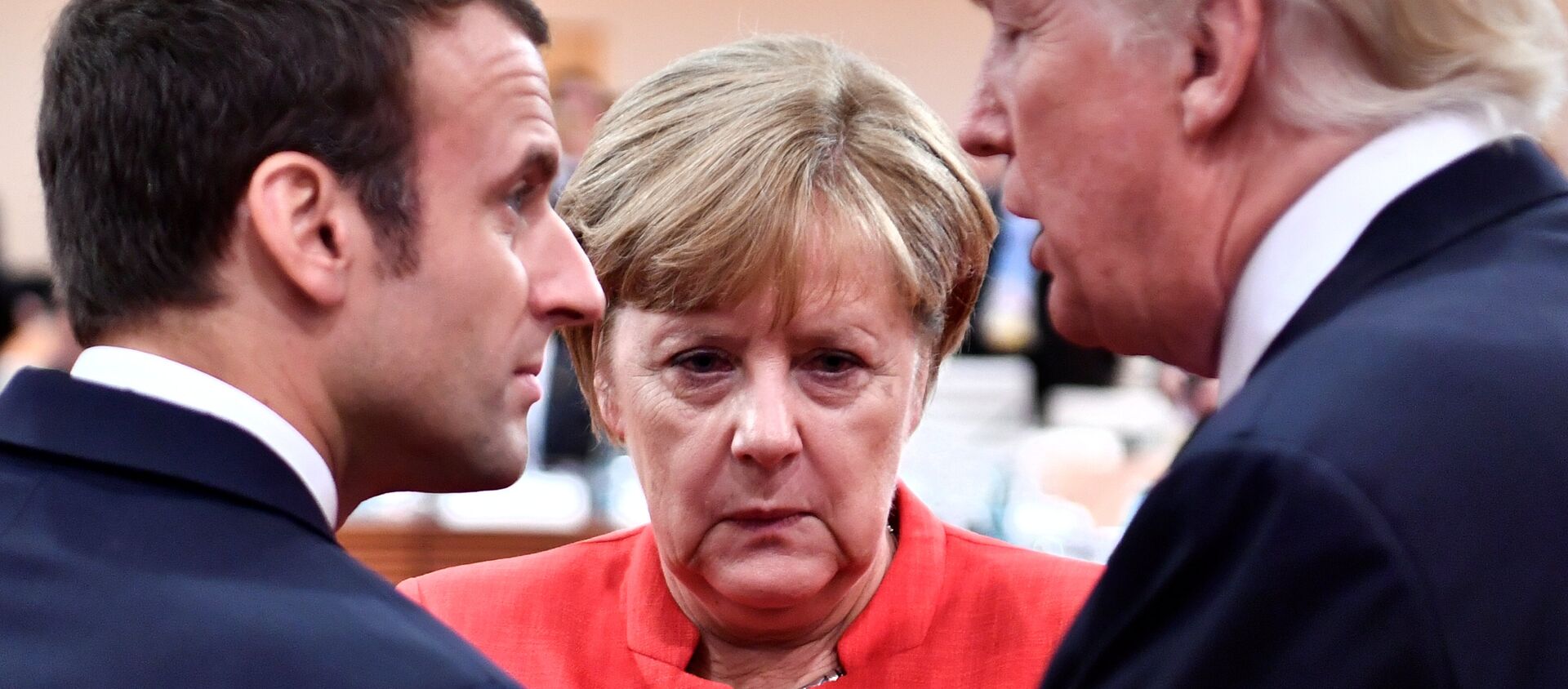 Emmanuel Macron, Angela Merkel et Donald Trump à Hambourg le 7 juillet 2017. - Sputnik Afrique, 1920, 07.02.2019