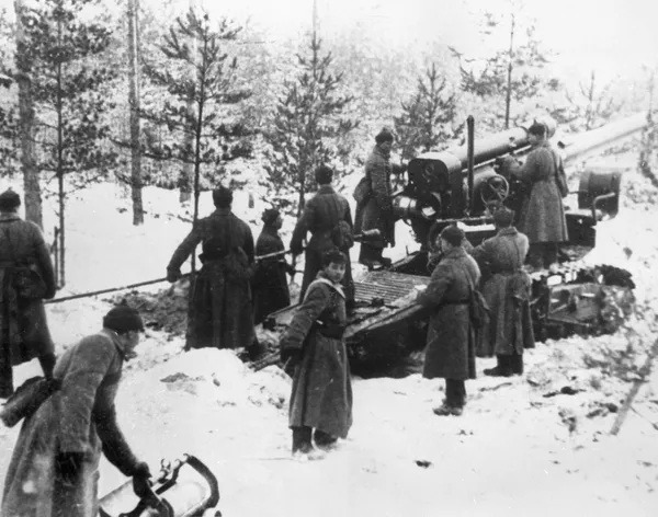 Guerre soviéto-finlandaise de 1939-1940. Des soldats de l'Armée rouge tirent sur des fortifications finlandaise en Carélie (archives photo) Guerre soviéto-finlandaise de 1939-1940. Des soldats de l'Armée rouge tirent sur des fortifications finlandaise en Carélie (archives photo) - Sputnik Afrique