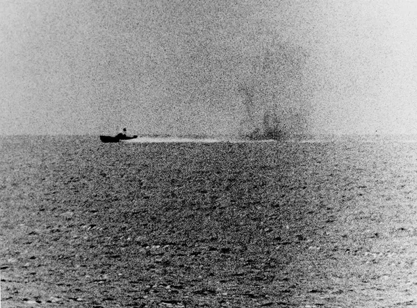 Une vedette vietnamienne cherche à éviter le feu du navire USS Maddox (2 août 1964) Une vedette vietnamienne cherche à éviter le feu du navire USS Maddox (2 août 1964) - Sputnik Afrique