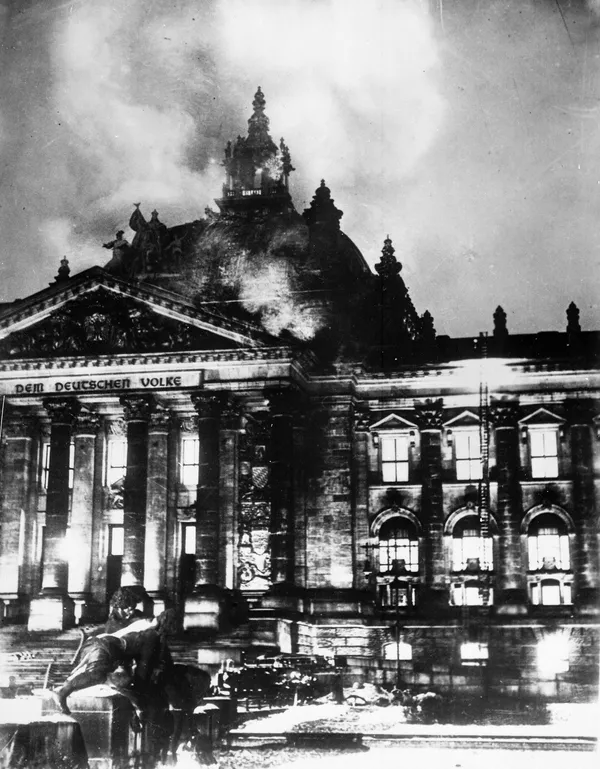 Les pompiers luttent contre les flammes au palais du Reichstag, à Berlin (archive photo) Les pompiers luttent contre les flammes au palais du Reichstag, à Berlin (archive photo) - Sputnik Afrique