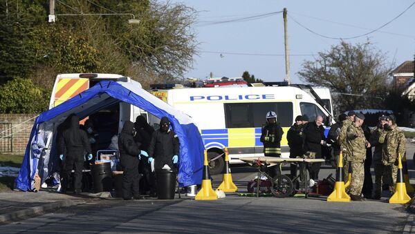 Various police, Army and other emergency service personal attend a scene in Durrington near Salisbury, England, Monday March 19, 2018, as a car is taken away for further investigation into the suspected nerve agent attack on Russian double agent Sergei Skripal and his daughter Yulia - Sputnik Afrique