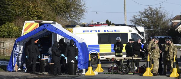 Various police, Army and other emergency service personal attend a scene in Durrington near Salisbury, England, Monday March 19, 2018, as a car is taken away for further investigation into the suspected nerve agent attack on Russian double agent Sergei Skripal and his daughter Yulia - Sputnik Afrique