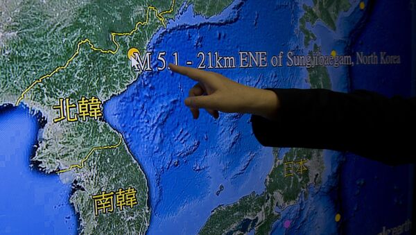 Kuo Kai-wen, director of Taiwan's Seismology Center, points at the locations from a monitor showing North Korea's first hydrogen bomb test site, in Taipei on January 6, 2016. - Sputnik Afrique