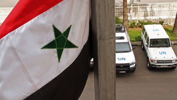 Машины наблюдателей ООН около гостиницы Safar в Хомсе. - Sputnik Afrique