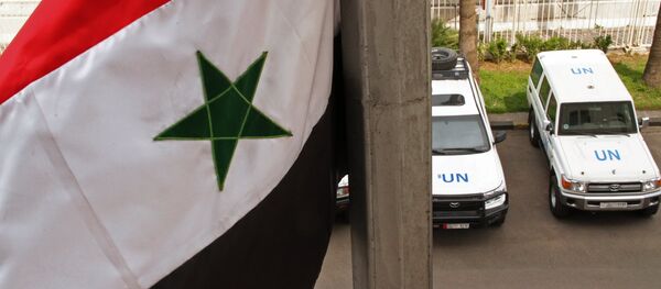 Машины наблюдателей ООН около гостиницы Safar в Хомсе. - Sputnik Afrique